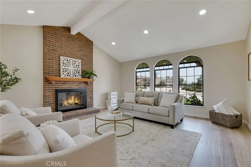 5697 Los Robles
