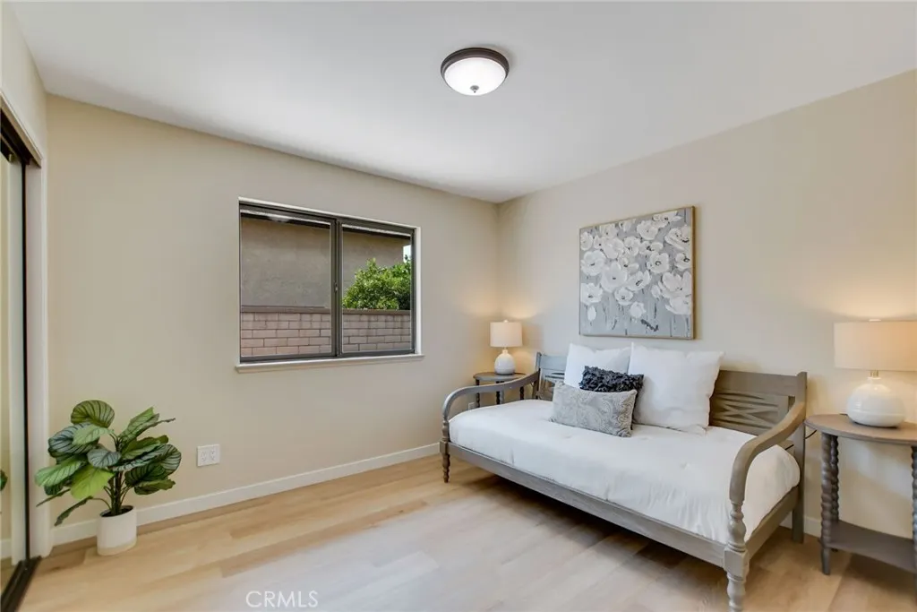 5697 Los Robles