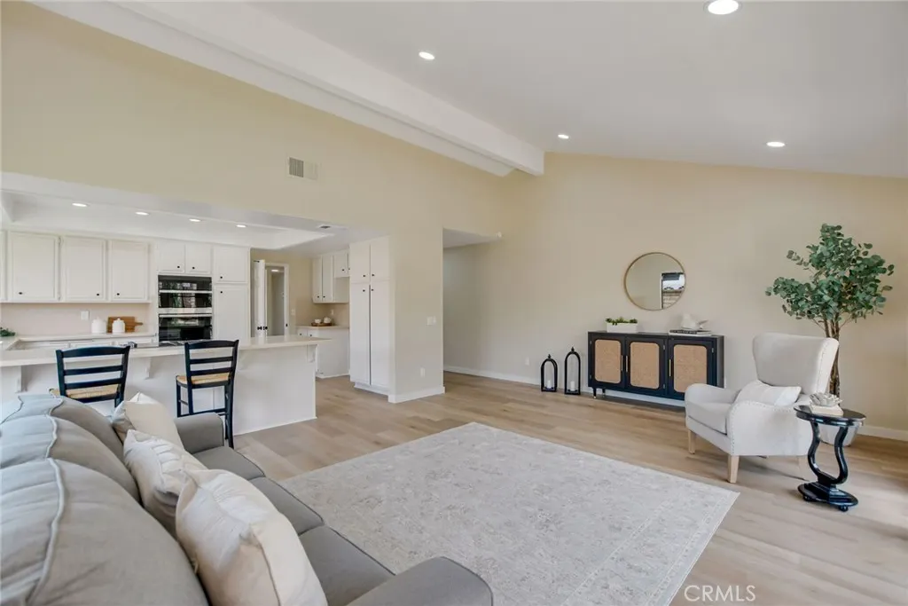 5697 Los Robles