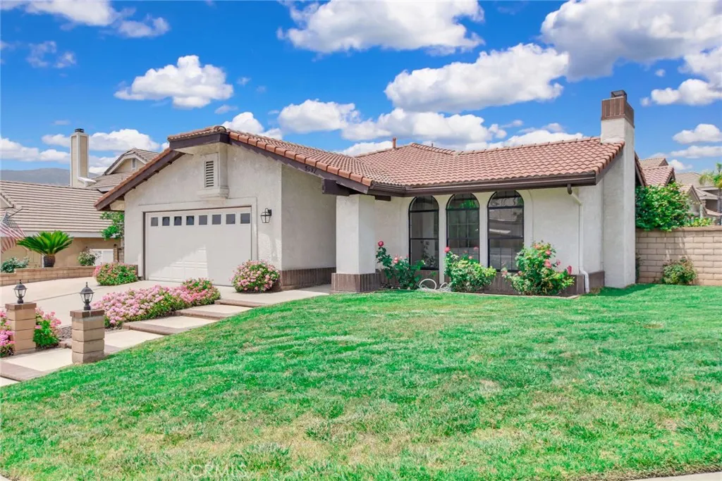 5697 Los Robles