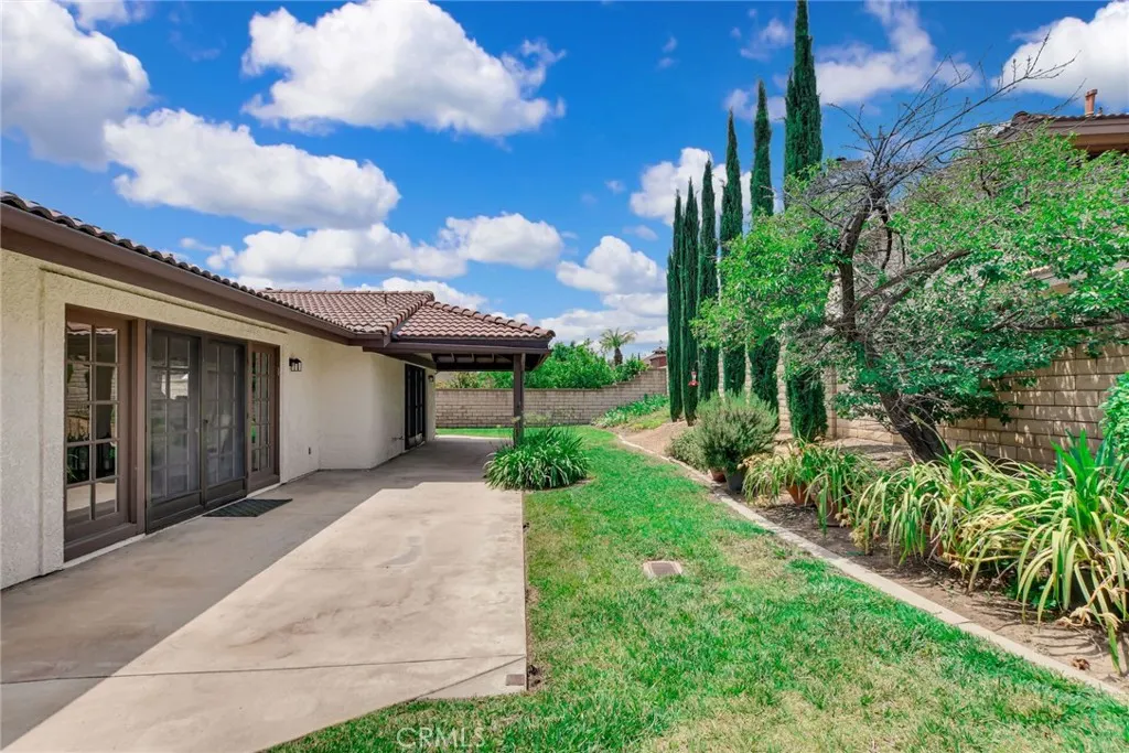 5697 Los Robles