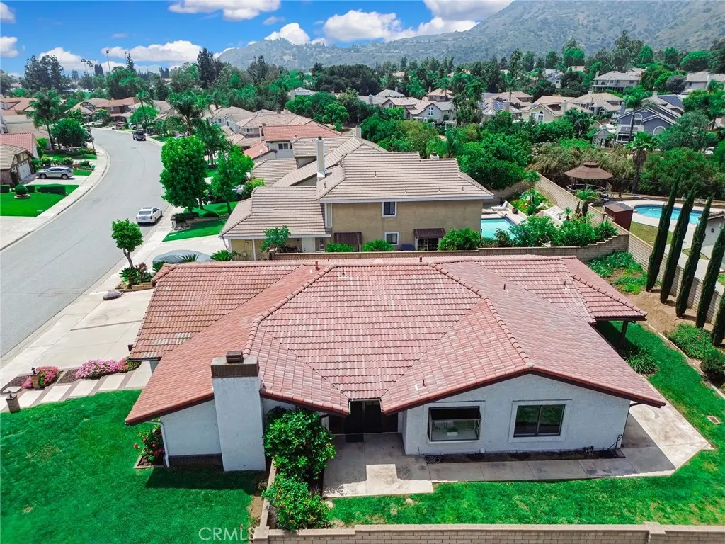 5697 Los Robles