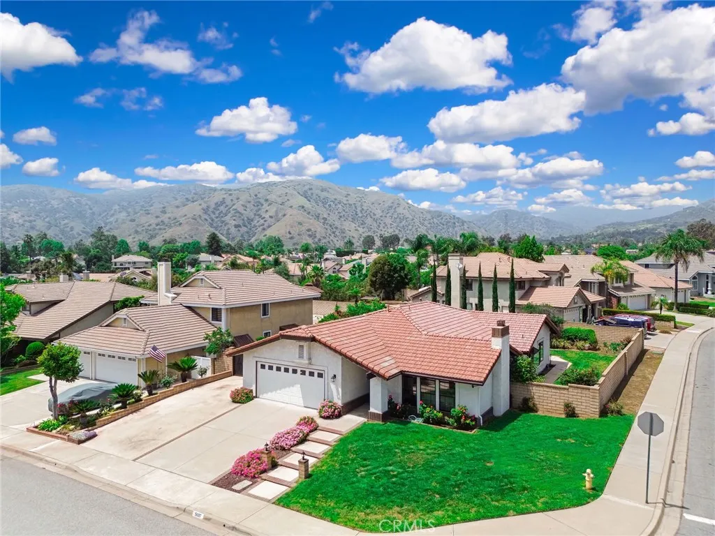 5697 Los Robles
