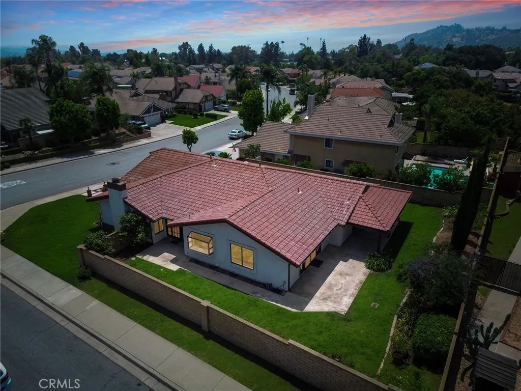5697 Los Robles