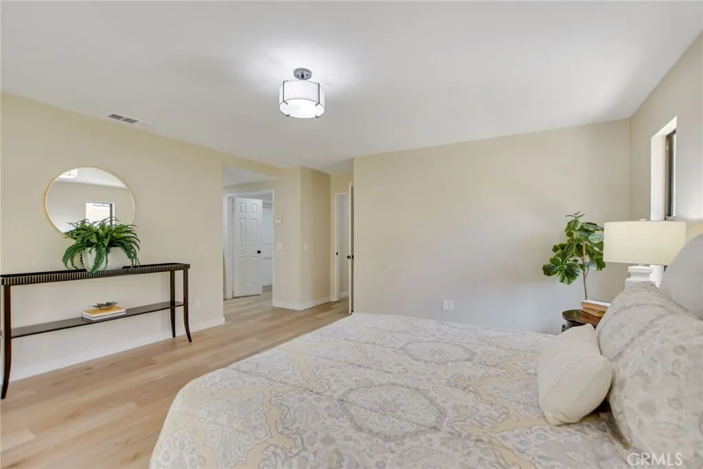 5697 Los Robles