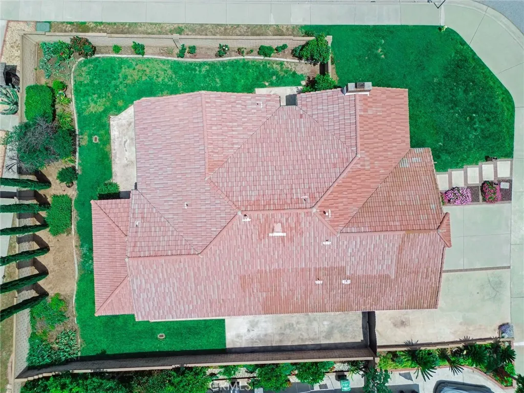 5697 Los Robles