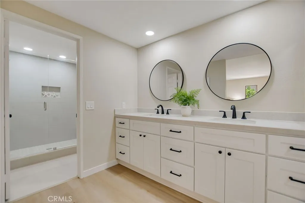 5697 Los Robles
