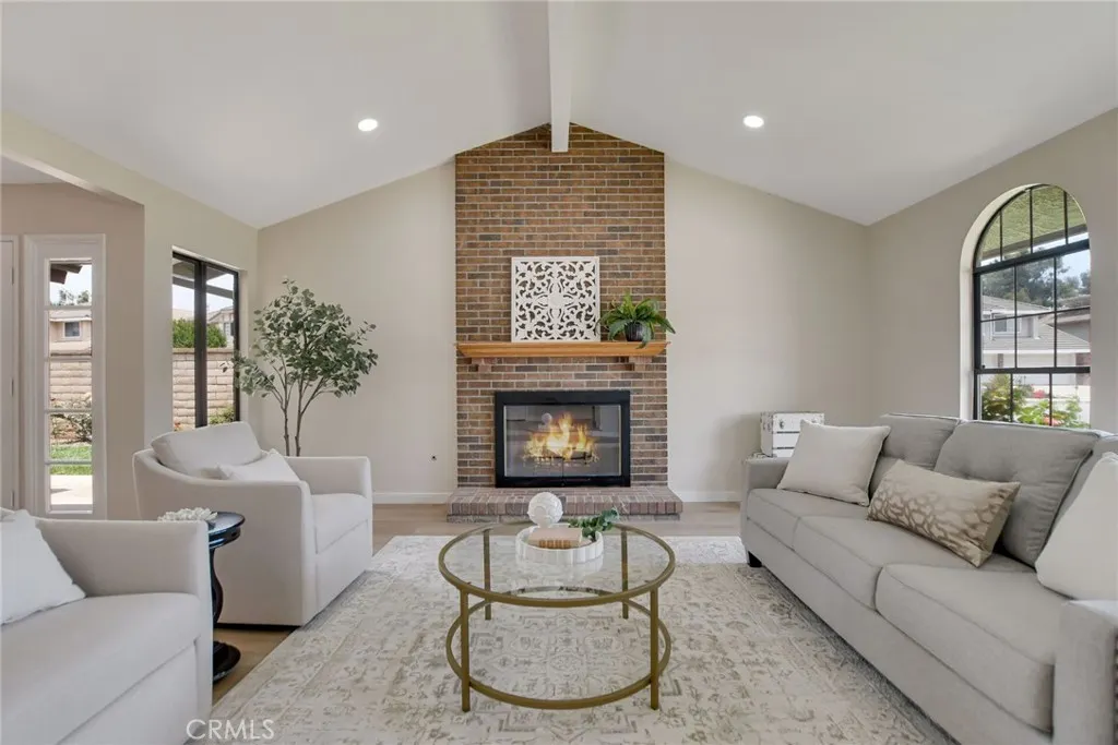 5697 Los Robles