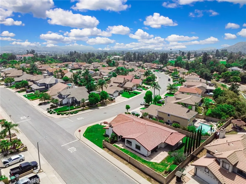 5697 Los Robles