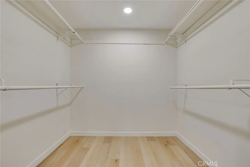 5697 Los Robles
