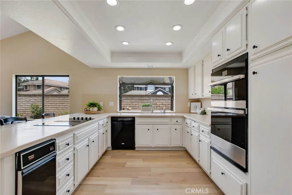 5697 Los Robles