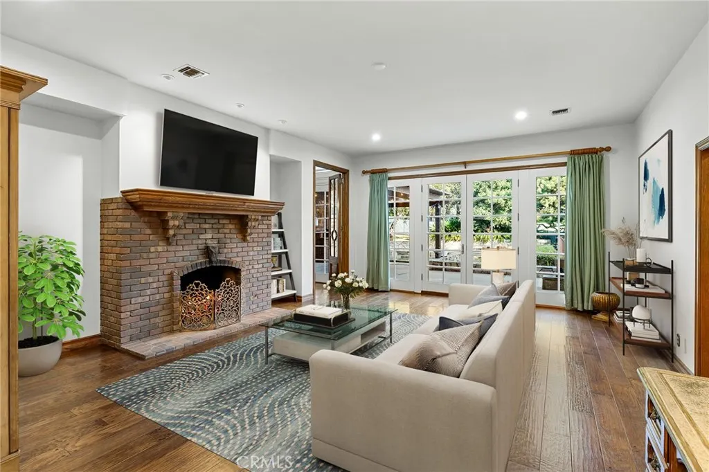 533 E Sierra Madre Avenue