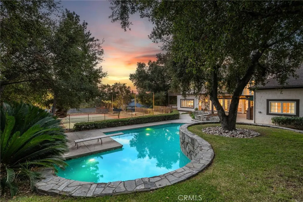 533 E Sierra Madre Avenue