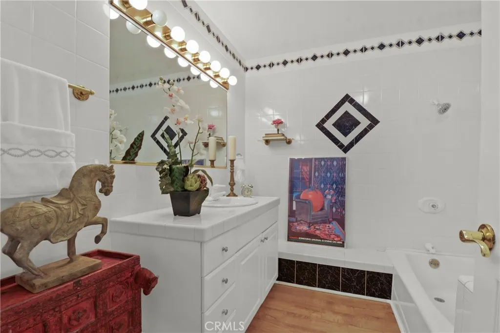 4095 Fruit Street, #413