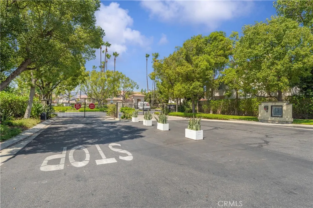 566 E Stephanie Drive