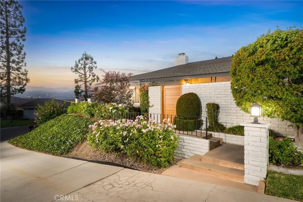2409 Crescent View Drive