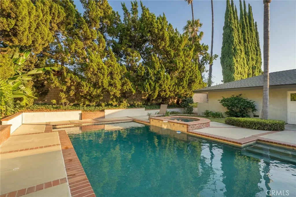2409 Crescent View Drive