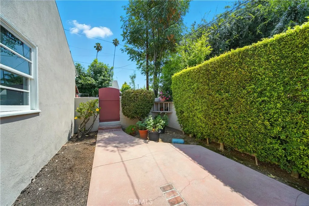 438 N Pasadena Avenue