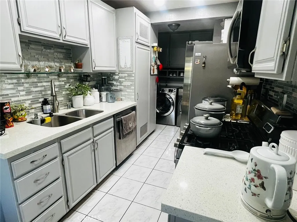 906 S Mountain Avenue, #A
