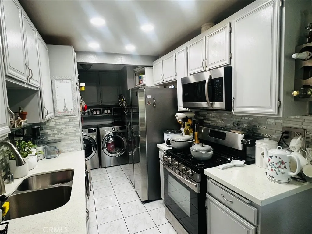 906 S Mountain Avenue, #A