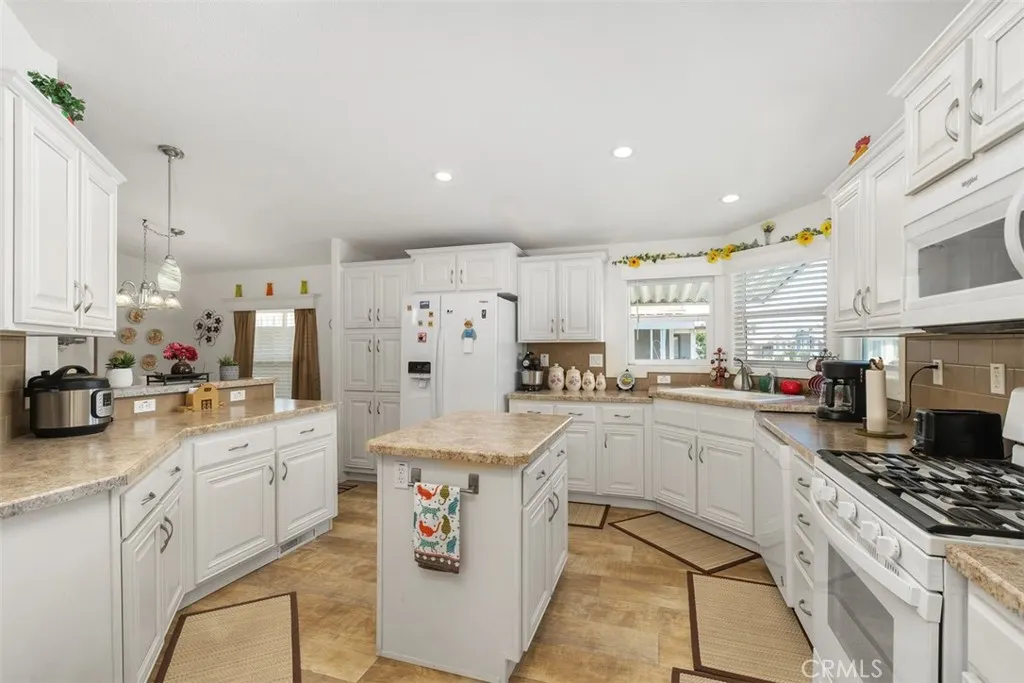 1456 E Philadelphia St Spc 390