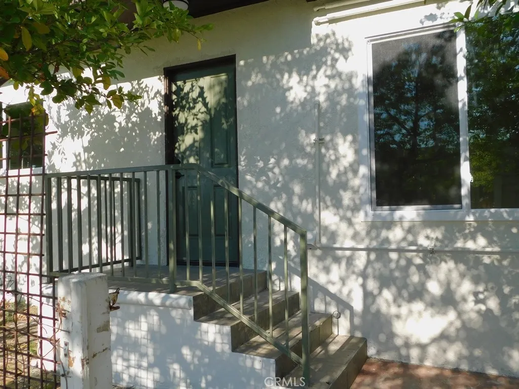 902 E 6th Street