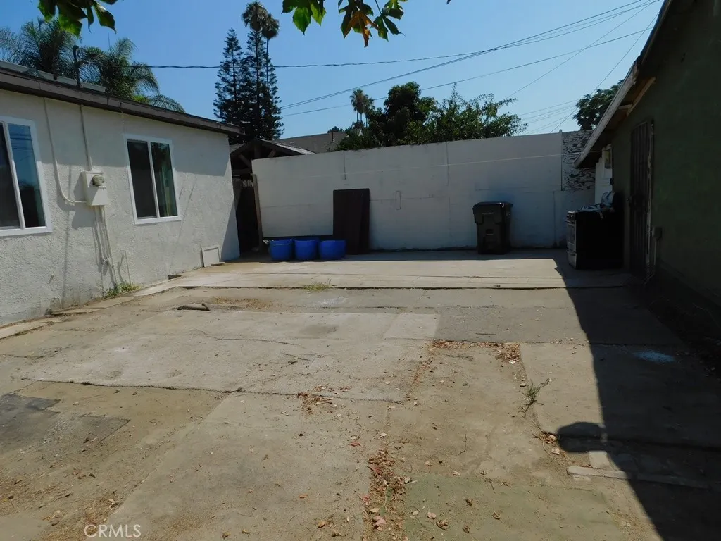 902 E 6th Street