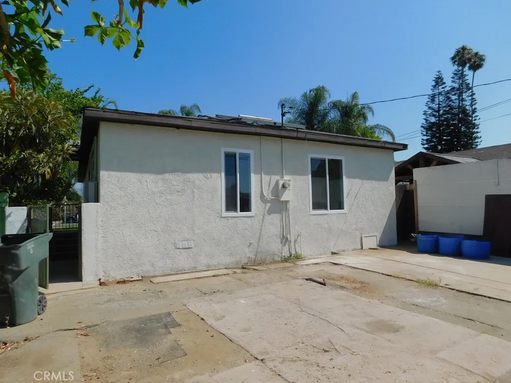 902 E 6th Street