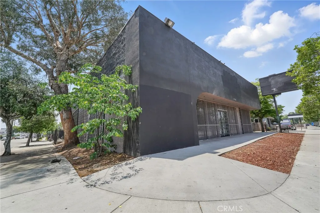 390 E Holt Avenue