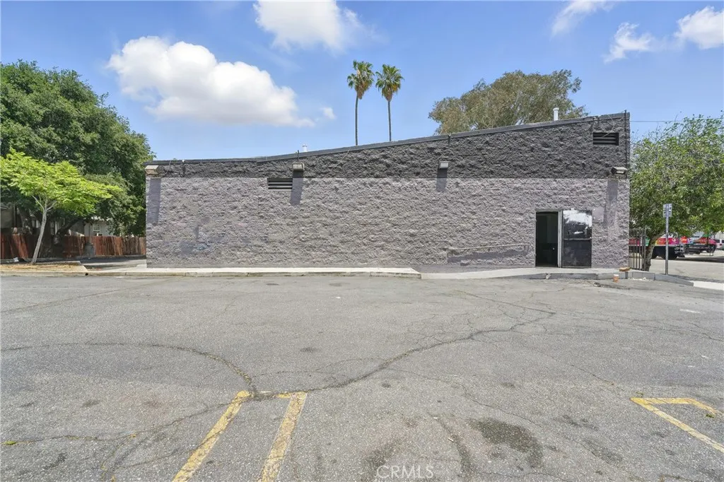 390 E Holt Avenue