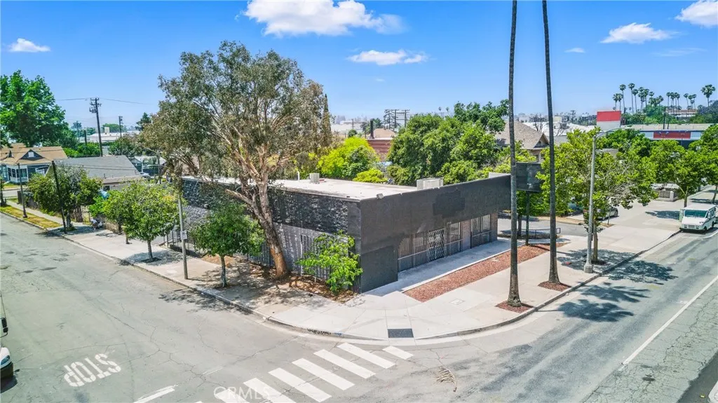 390 E Holt Avenue