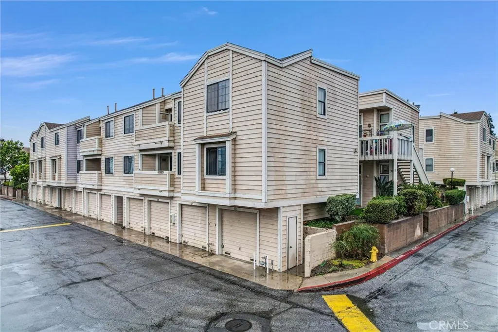 4900 N Grand Avenue, #325