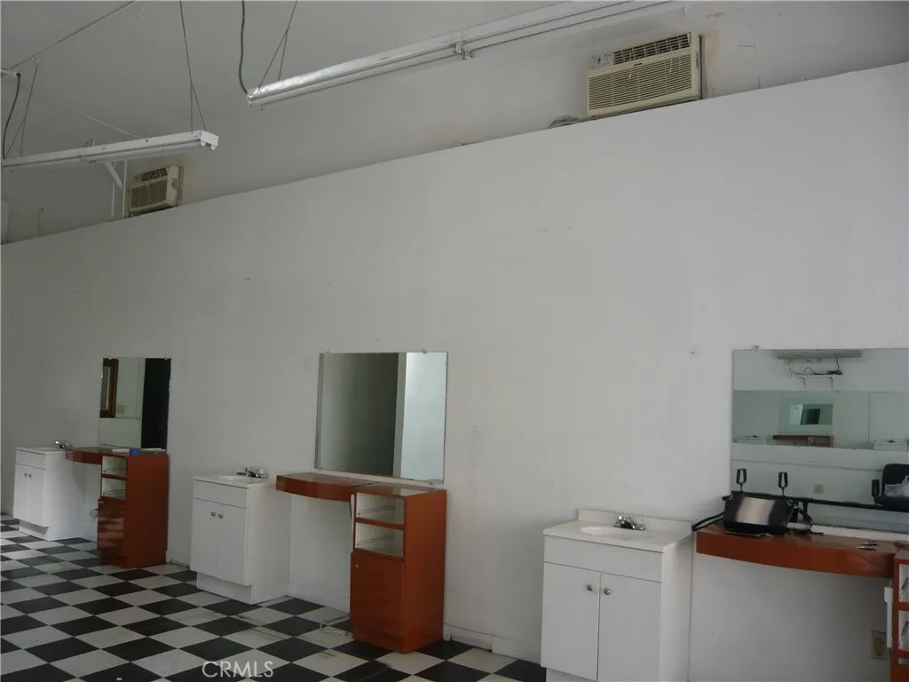 325 N Azusa Avenue
