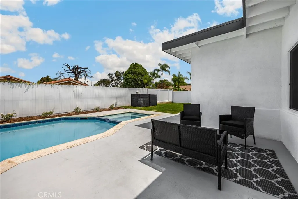 3033 E Sunset Hill Drive