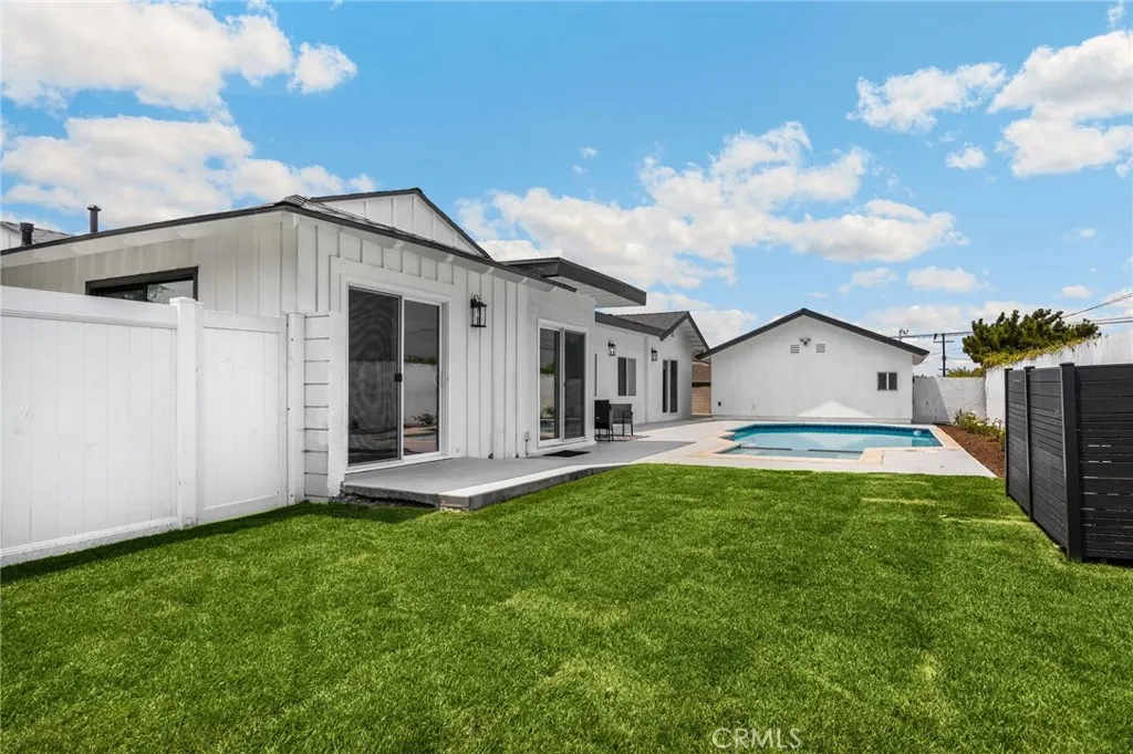 3033 E Sunset Hill Drive