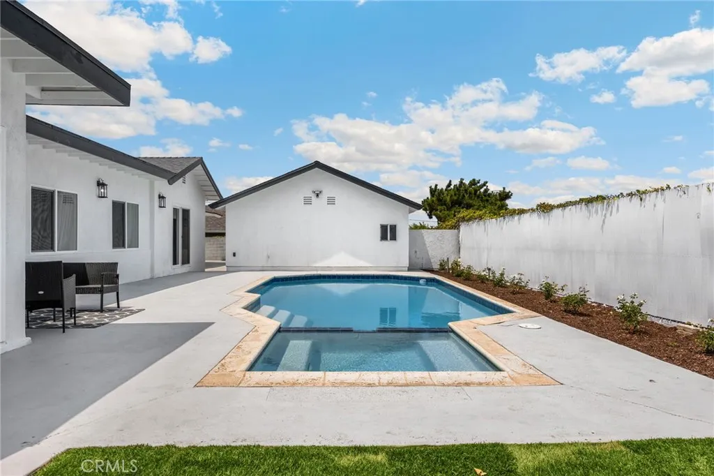 3033 E Sunset Hill Drive