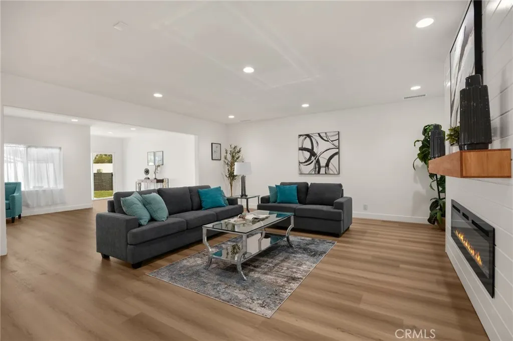 3033 E Sunset Hill Drive
