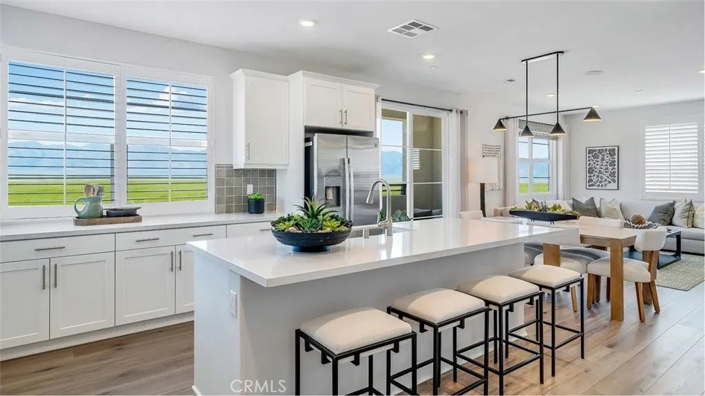 2561 E Lincoln Paseo