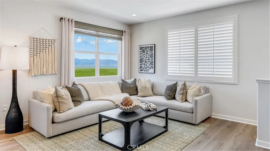 2561 E Lincoln Paseo