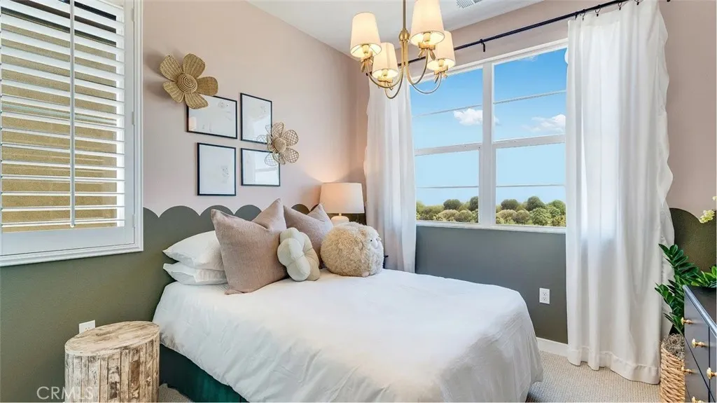 2561 E Lincoln Paseo