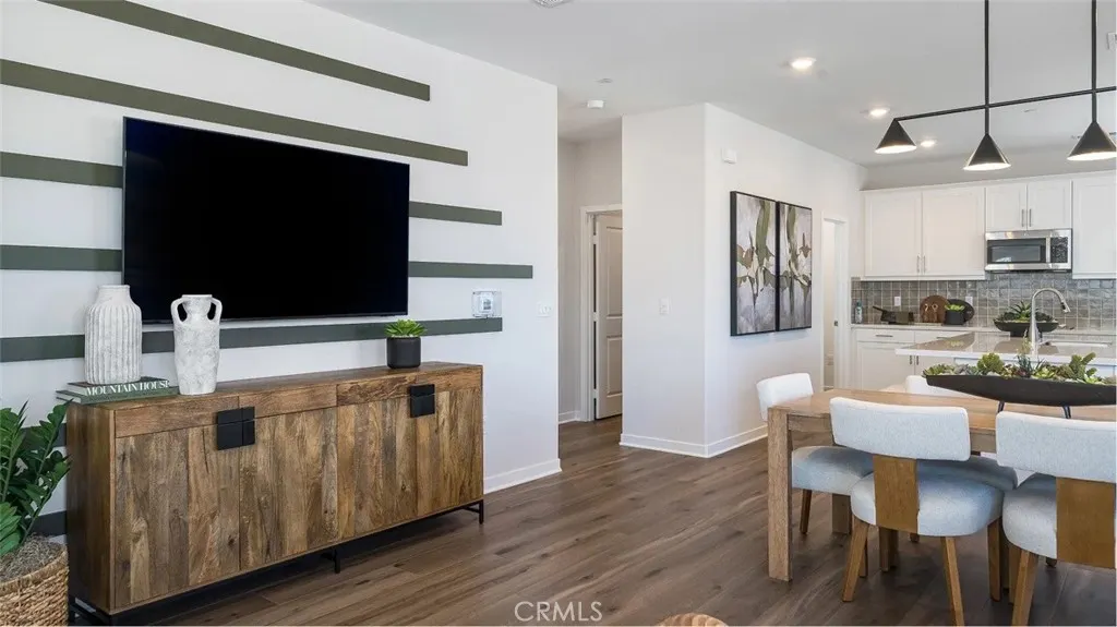 2561 E Lincoln Paseo