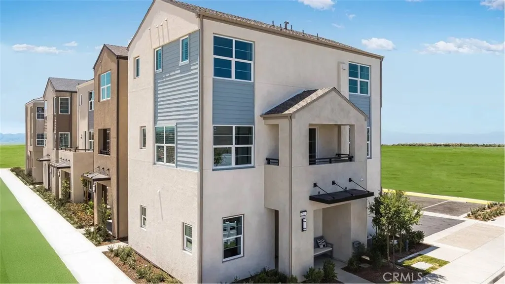 2561 E Lincoln Paseo