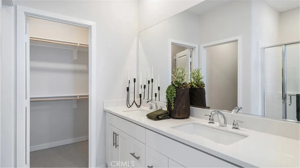 2561 E Lincoln Paseo