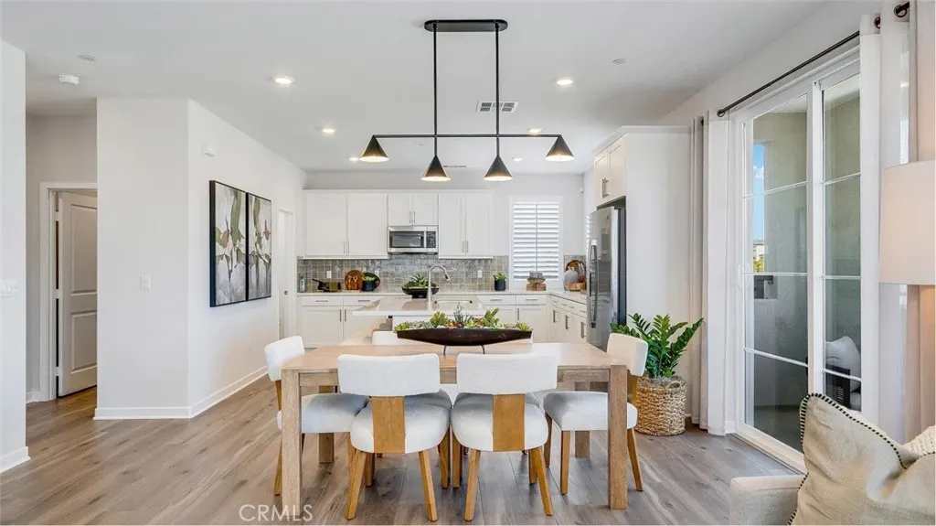 2561 E Lincoln Paseo