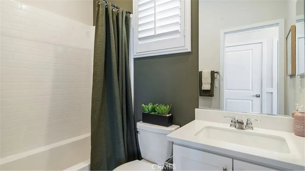 2561 E Lincoln Paseo
