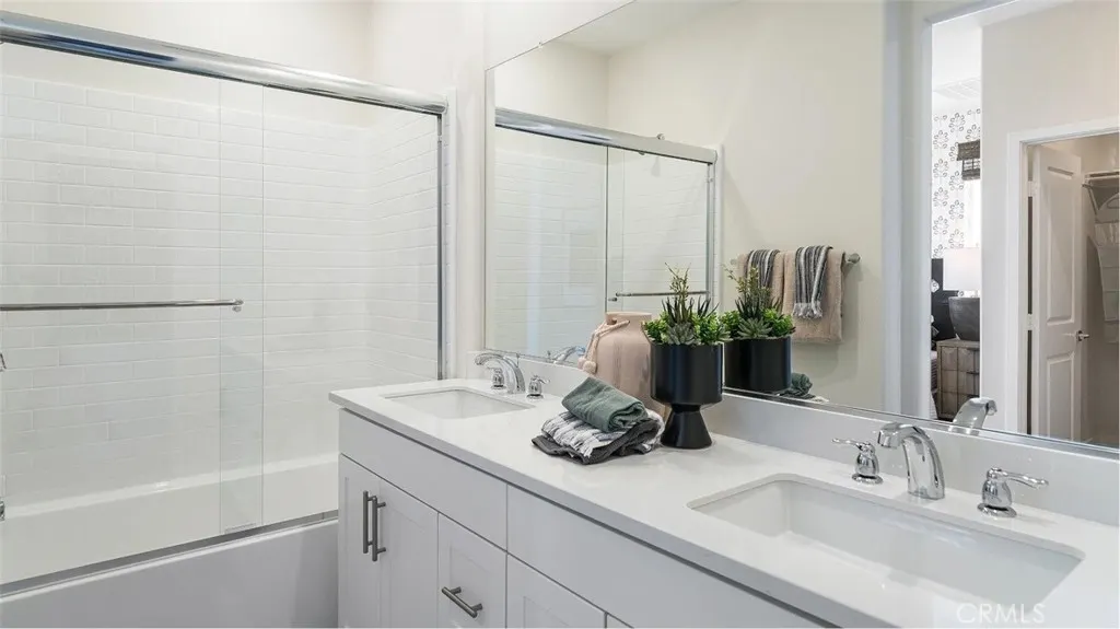 2565 E Lincoln Paseo