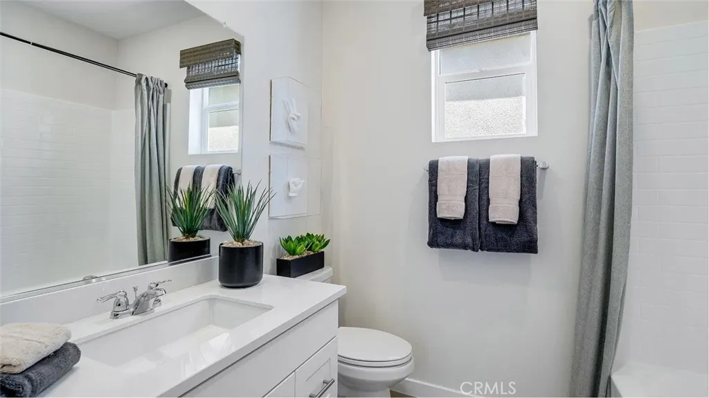 2565 E Lincoln Paseo