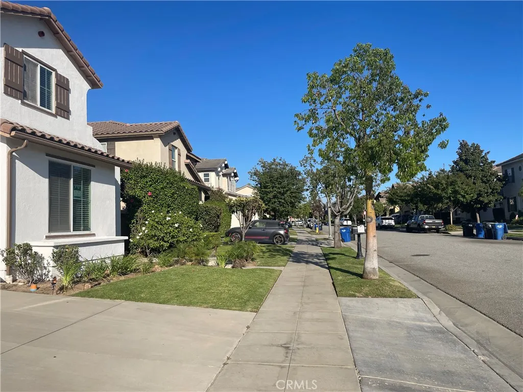 629 E Gardenia Drive