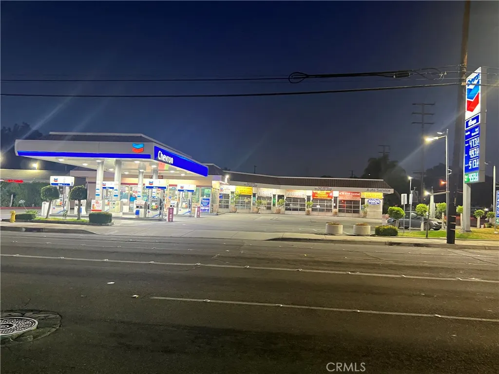 890 E Gladstone
