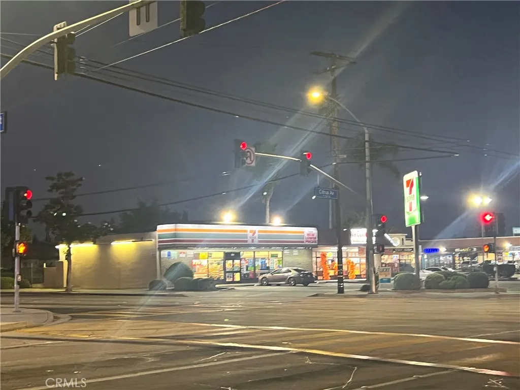 890 E Gladstone